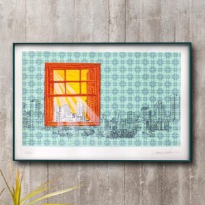 Est?dio El?stico, a serigrafia mostra uma janela em tons vivos de laranja, aberta e com vista para uma paisagem urbana, por onde entra um raio de luz branca. As paredes tem uma textura em tons de verde, deixando transparecer o que h? l? fora. Artista Rog?rio Maciel.