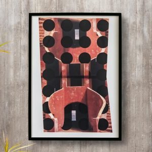 Est?dio El?stico, serigrafia impressa a partir de uma colagem, em que a imagem espelhada de passagens, portas e entradas ? sobreposta por circunfer?ncias pretas. Estes elementos circulares pretos deixam uma passagem central onde, em um sal?o, uma pequena l?mpada est? acesa. Uma porta ao fundo, abre-se para uma paisagem n?utica. Artista Rog?rio Maciel