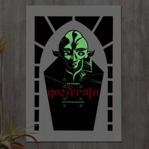 Est?dio El?stico, impressa com tinta fosforescente, esta serigrafia brilha no escuro, ap?s ser exposta a uma fonte de luz, ent?o o personagem vampiresco se destaca nos olhando centralizado ? frente de uma janela g?tica. Uma interpreta??o gr?fica atualizada do p?ster do cl?ssico filme Nosferatu, de Friedrich Wilhelm Murnau. Artista Jairo Rodrigues.